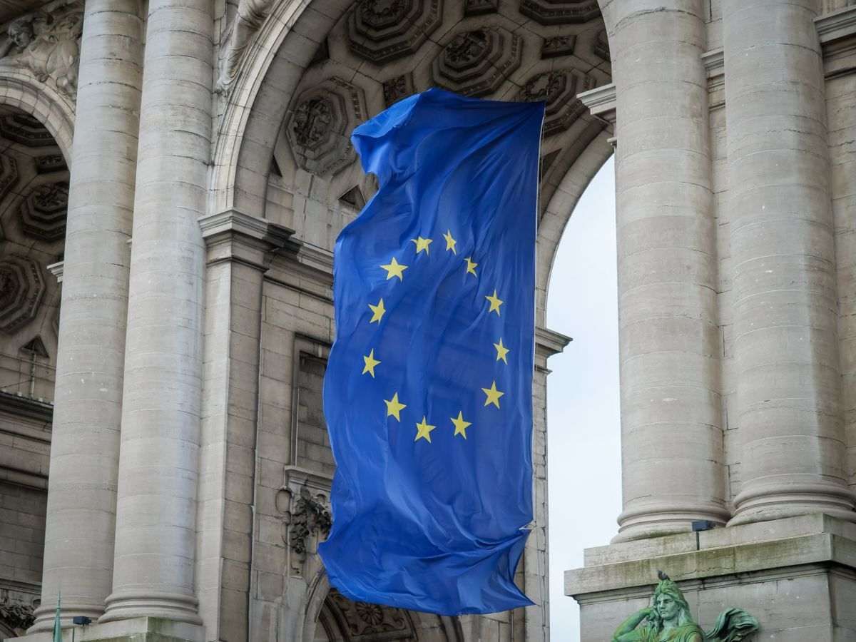 Symbolfoto: Flagge der Europäischen Union vor dem Triumphbogen im Brüsseler Cinquantenaire-Park